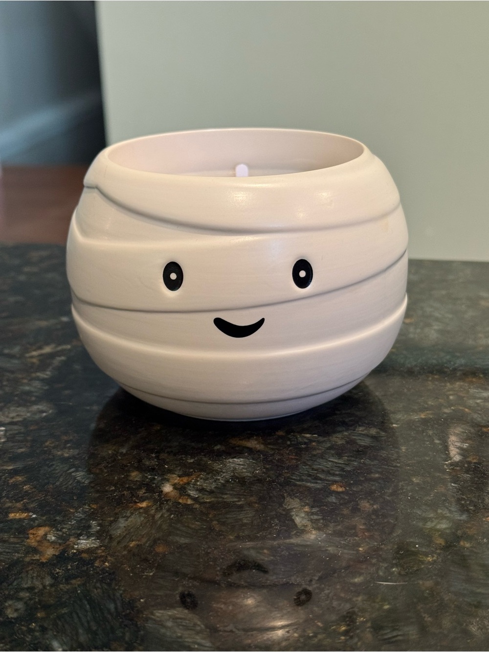 Halloween cute mummy face cinnamon candle NWT